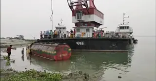 ১৬ ঘণ্টা পর নদীতে ডুবে যাওয়া তেলবোঝাই লরি উদ্ধার